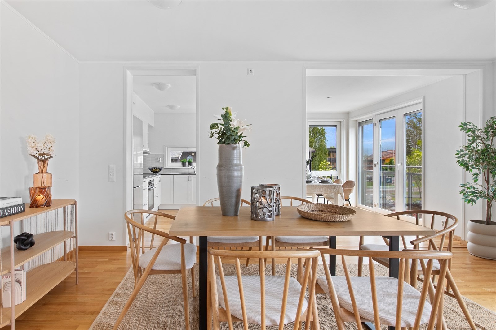 Spiseplassen ligger i tilknytning til både stue og kjøkken, perfekt for sosiale sammenkomster. Galleribilde