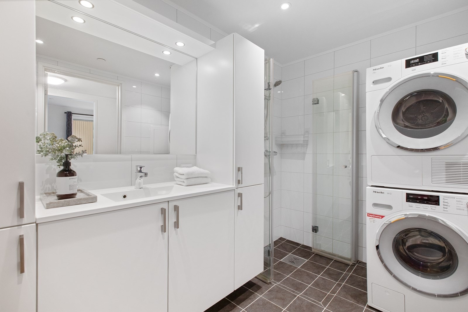 Det ene badet har i tillegg opplegg for vaskemaskin. Galleribilde