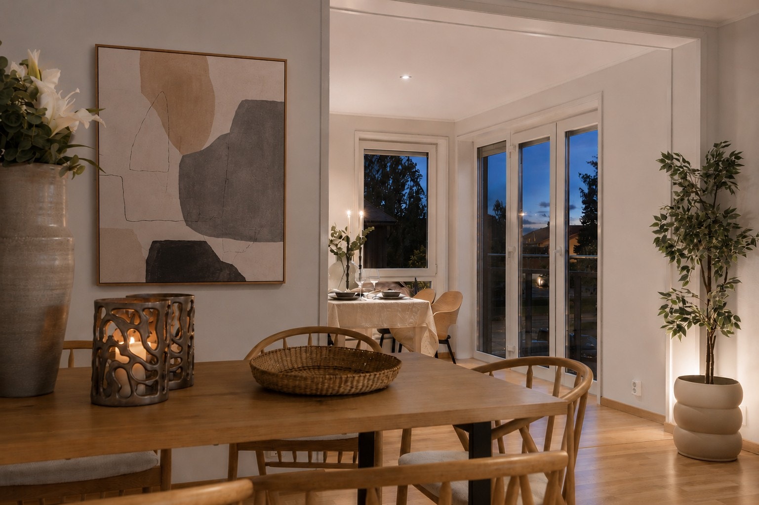 Den delvis åpne planløsningen gir fleksible møbleringsmuligheter for ulike soner. Galleribilde