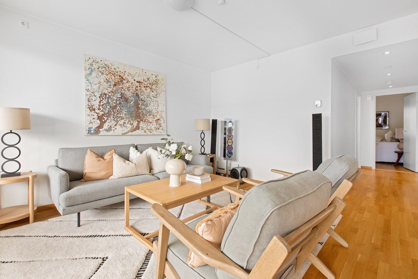 Stuen er et lyst og luftig samlingspunkt med god plass til sofagruppe. Galleribilde