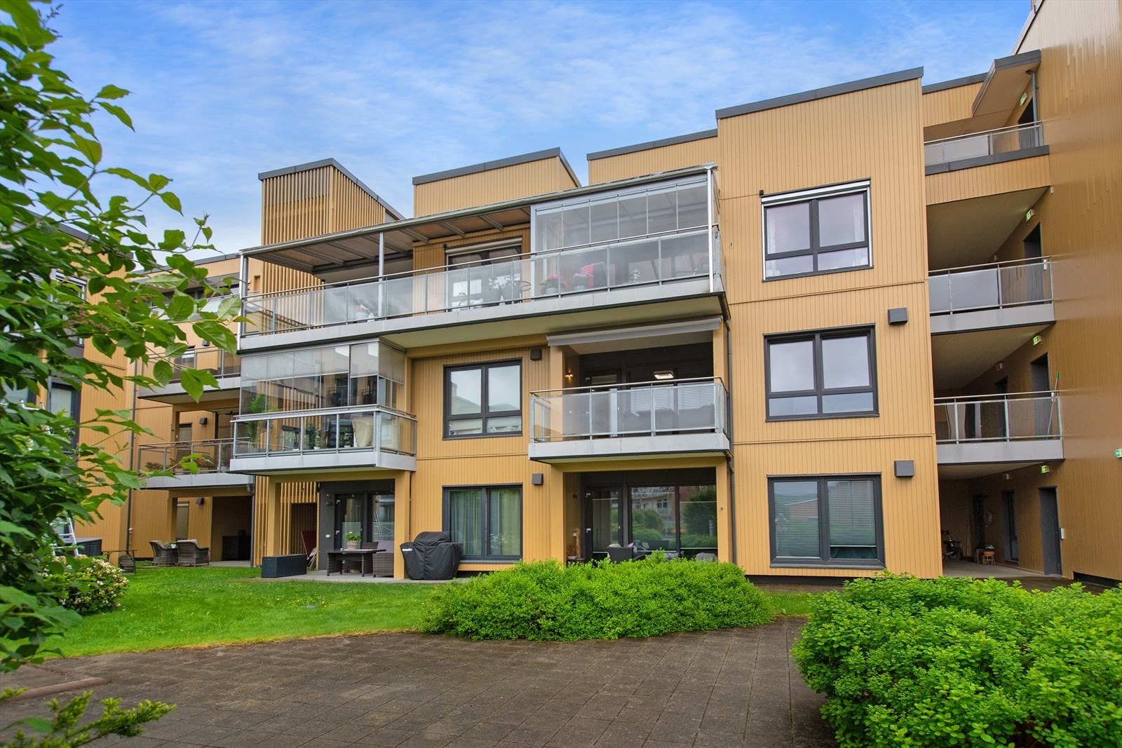 Bygget fra 2016 har en moderne fasade. Galleribilde