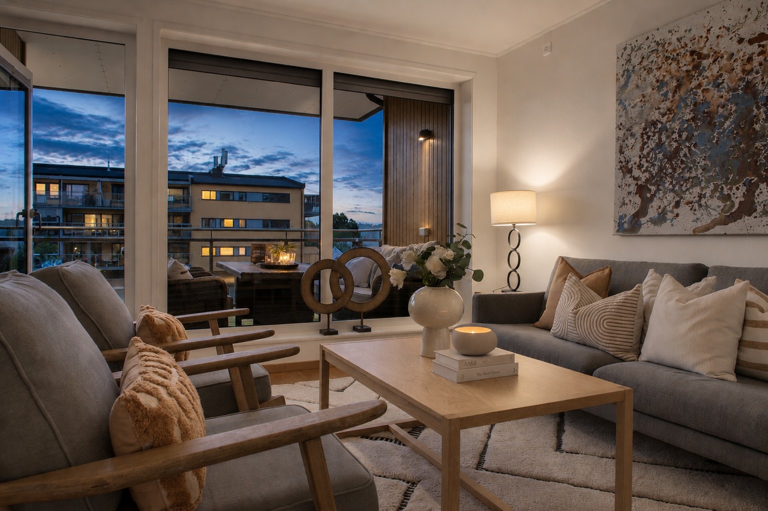 Det er montert screens på nesten alle vinduer for effektiv solskjerming. Galleribilde