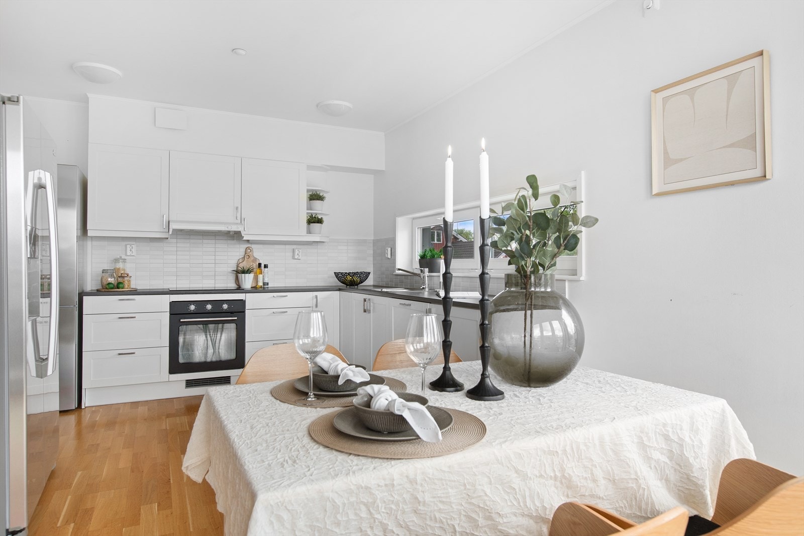 Innredningen består av glatte fronter, benkeplate av laminat og vask. Galleribilde