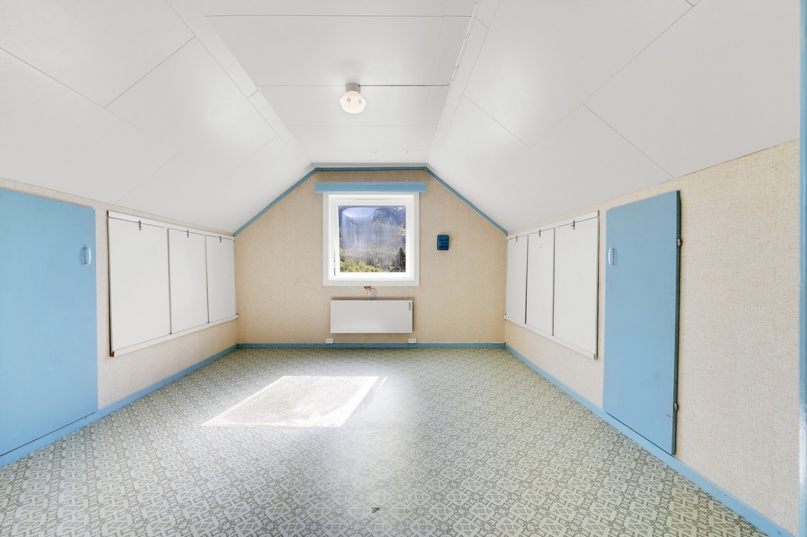 Loftet har to innredede rom med gode lagringsmuligheter i knekottene. Galleribilde