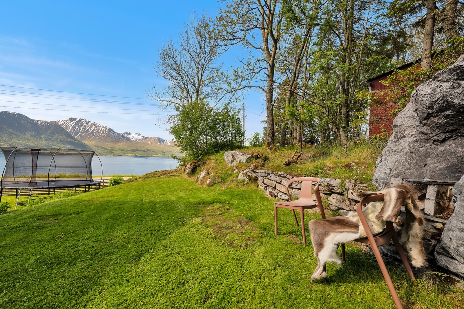 Hagen har naturtomt med svaberg og gressplen, og har utsikt mot sjøen. Galleribilde