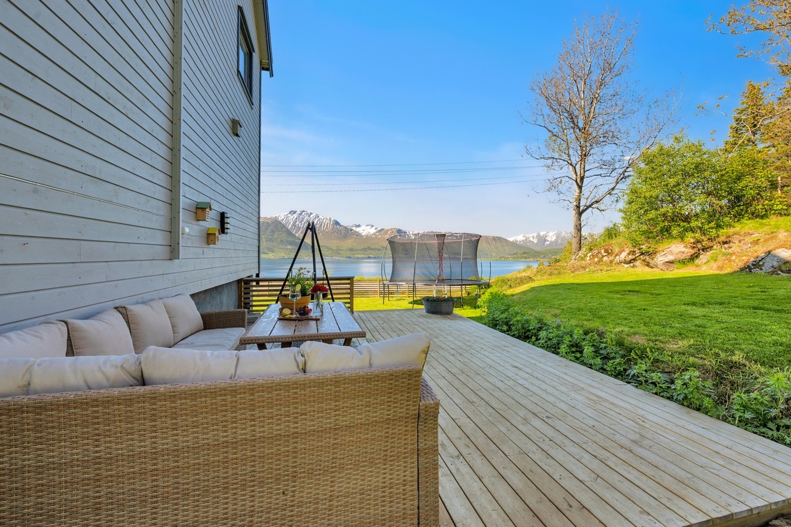 Den romslige markterrassen har god plass til utemøbler og byr på utsikt mot fjorden og Middagstind. Galleribilde