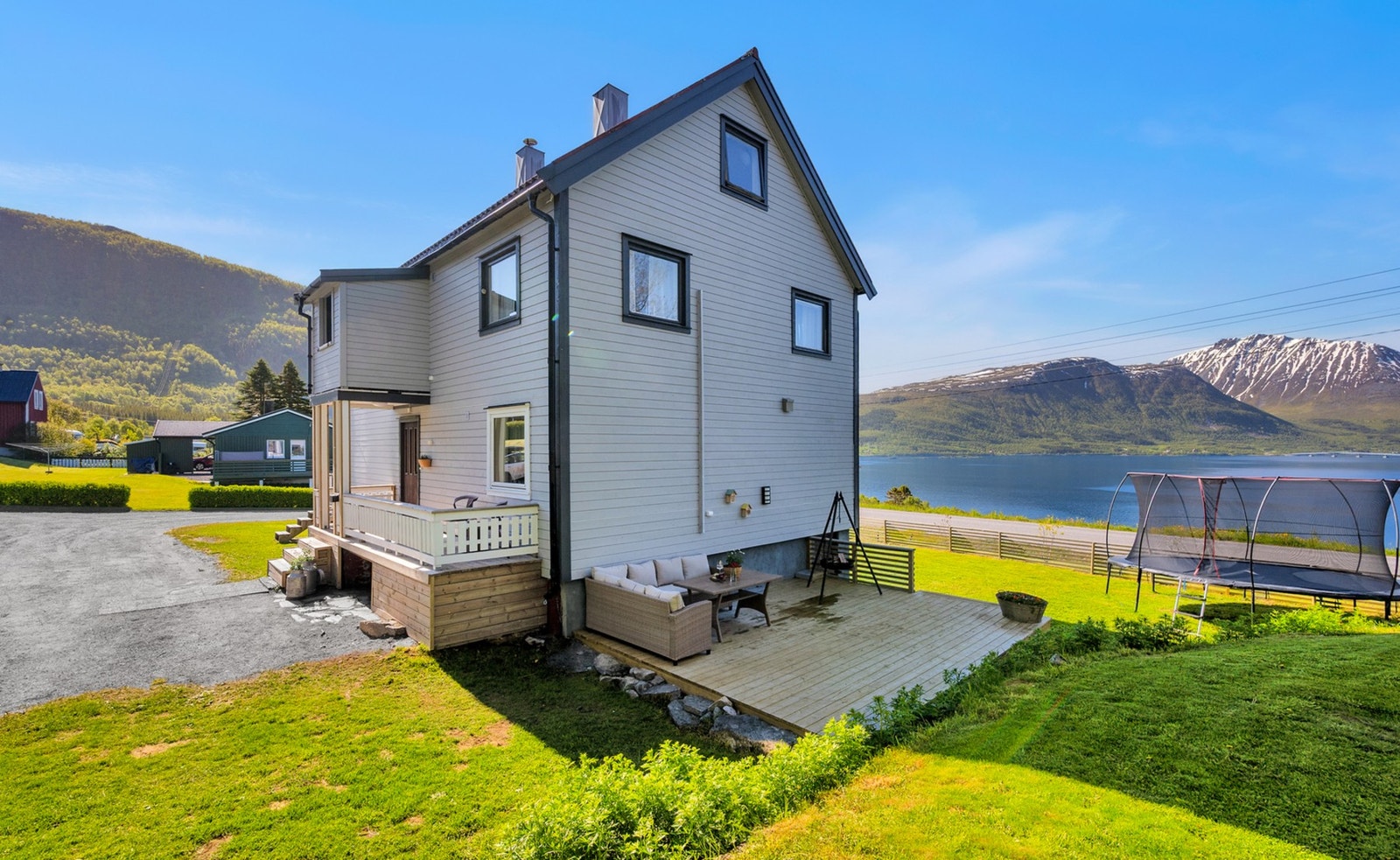 Huset har flere terrasser og uteplasser som omkranser boligen. Galleribilde