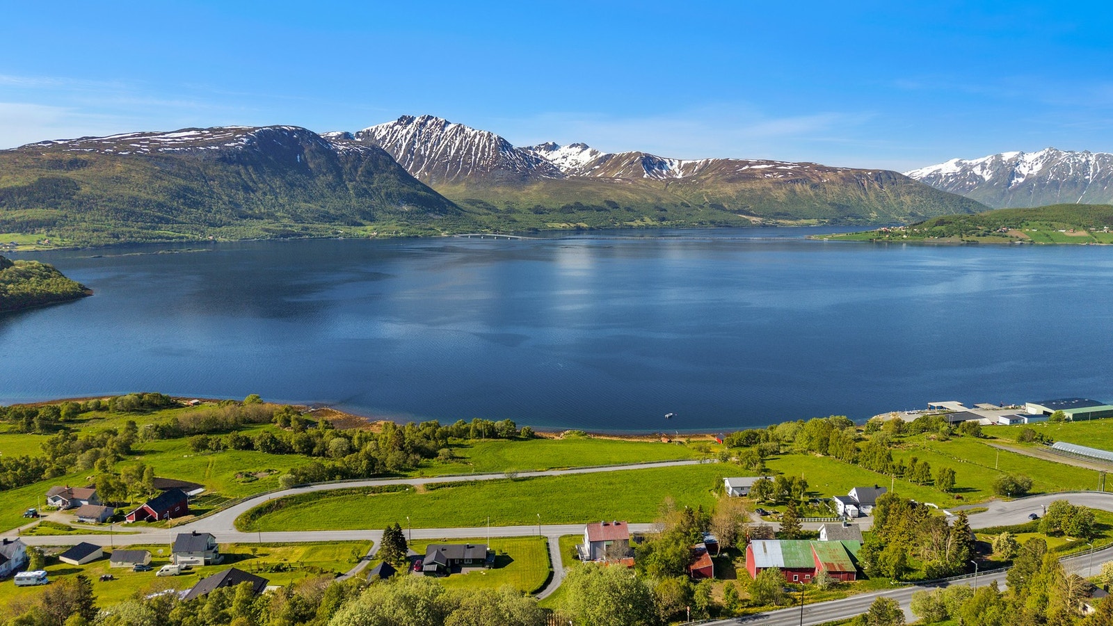 Boligen ligger fint til med svært gode sol- og utsiktsforhold. Galleribilde