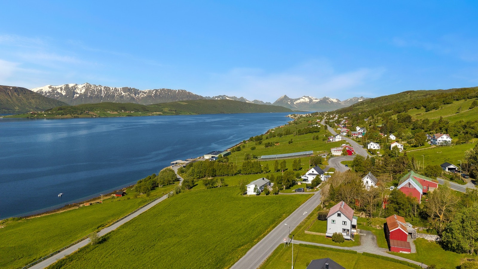 Svært landlig beliggenhet med ca 5min kjøretur til Borkenes sentrum og 15minutters kjøretur til Harstad. Galleribilde