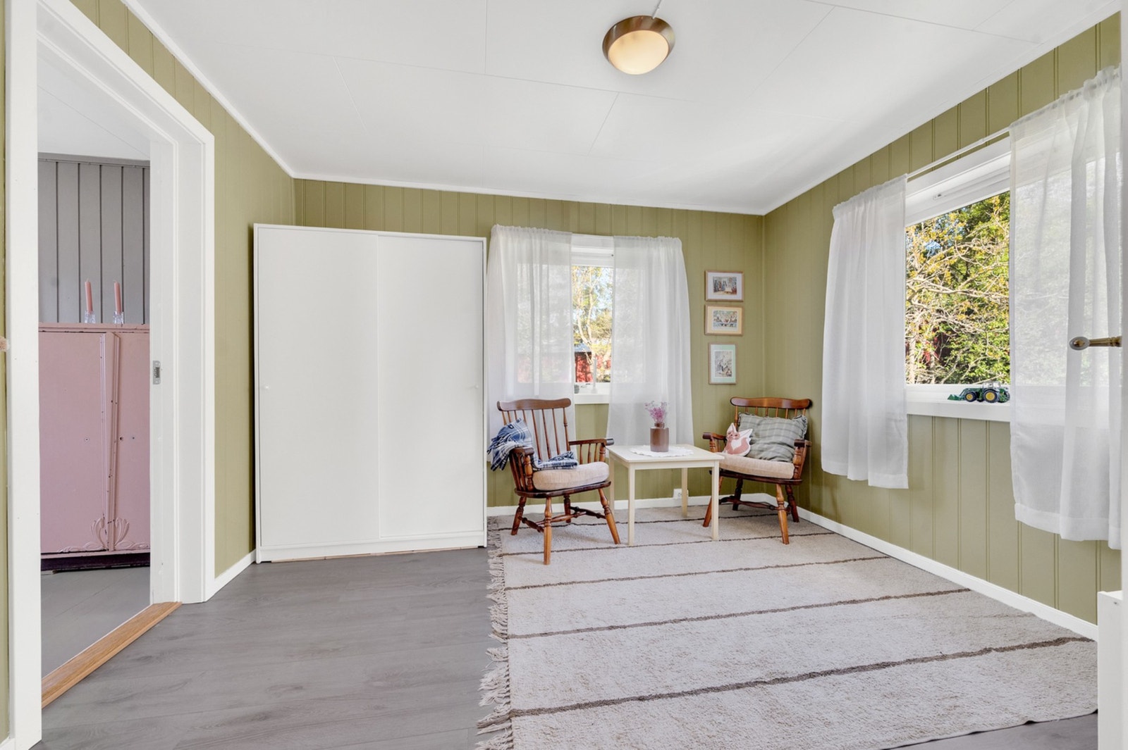 Man må gjennom ett soverom for å komme til det innerste. Man kan i teorien bruke rommene som 2 soverom, med gjennomgang via det ene eller som ett stort samlet soverom. Galleribilde