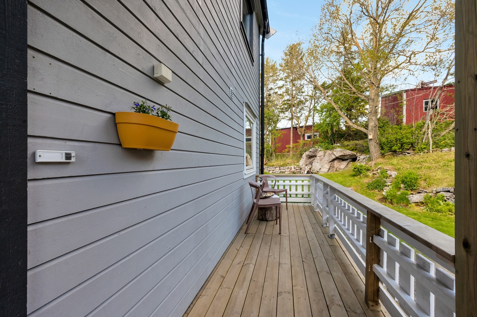Overbygd inngangsparti med en liten veranda. Galleribilde