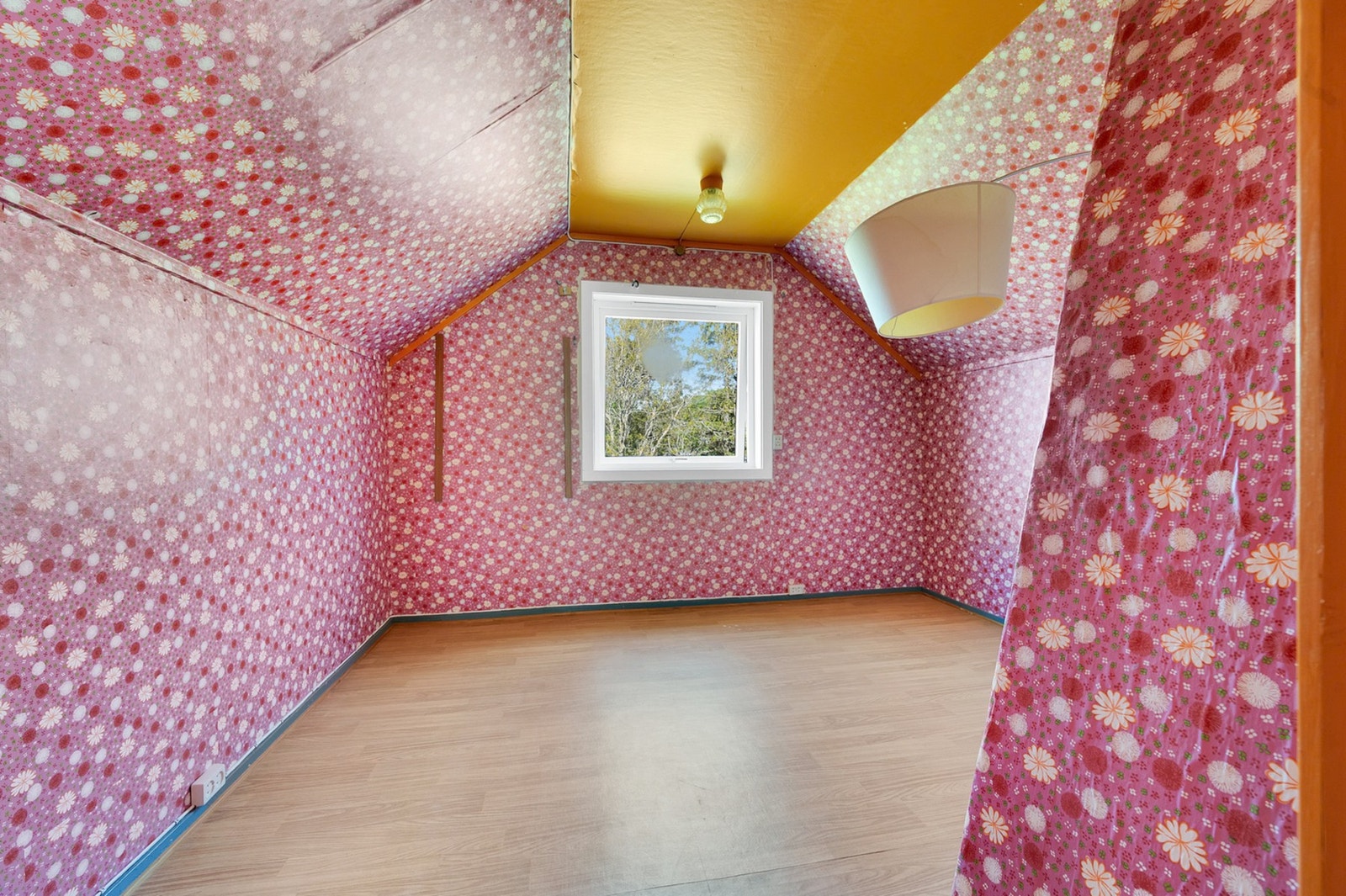 Det andre loftsrommet har laminatgulv og vindu. Galleribilde