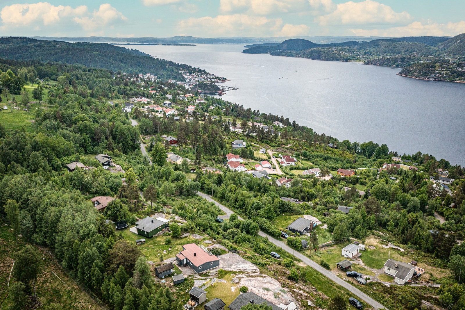 Nærhet til Holmsbu sentrum med små butikker, dagligvare og flere koselige serveringssteder, samt båthavn og flere badestrender. Galleribilde