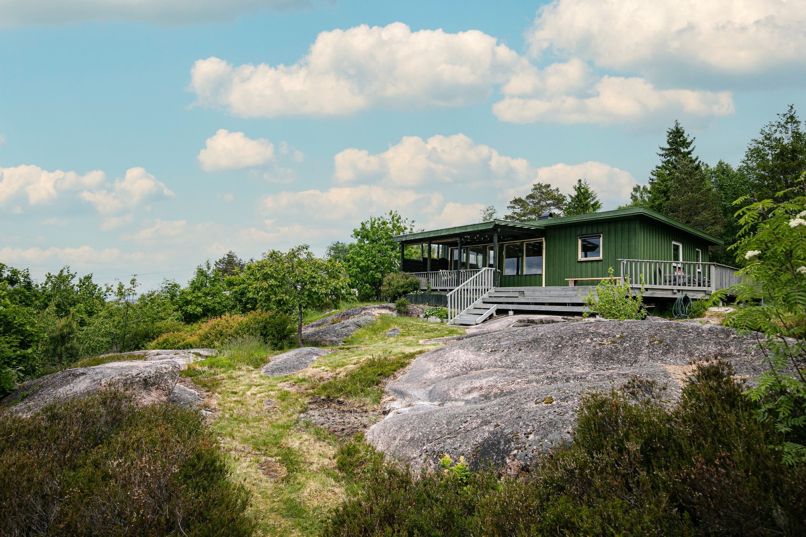 Eiendommen har romslig selveiertomt med parkering rett på nedsiden av hytten. Galleribilde