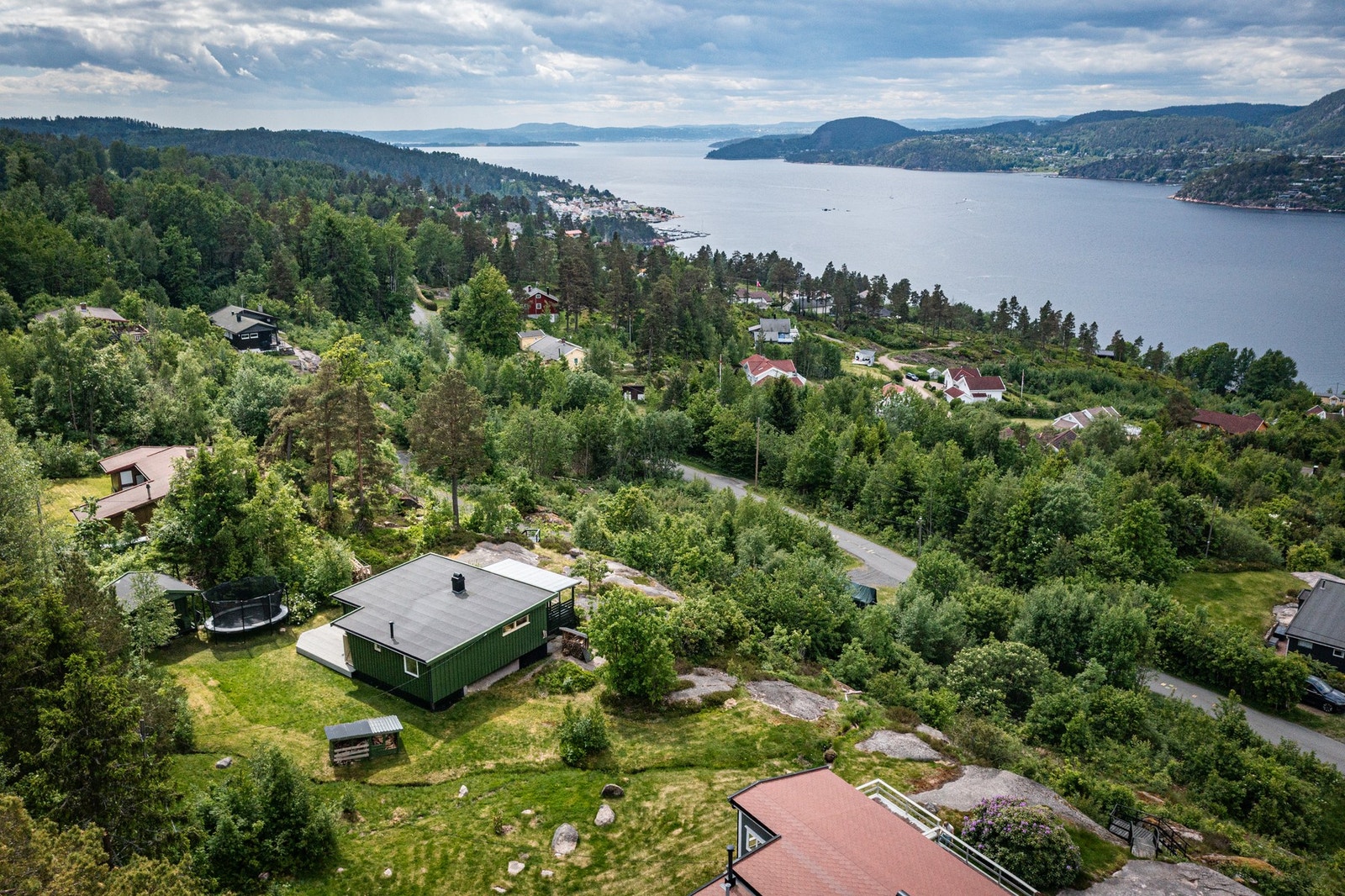 Eiendommen ligger usjenert til høyt og fritt med nærhet til fjorden. Galleribilde
