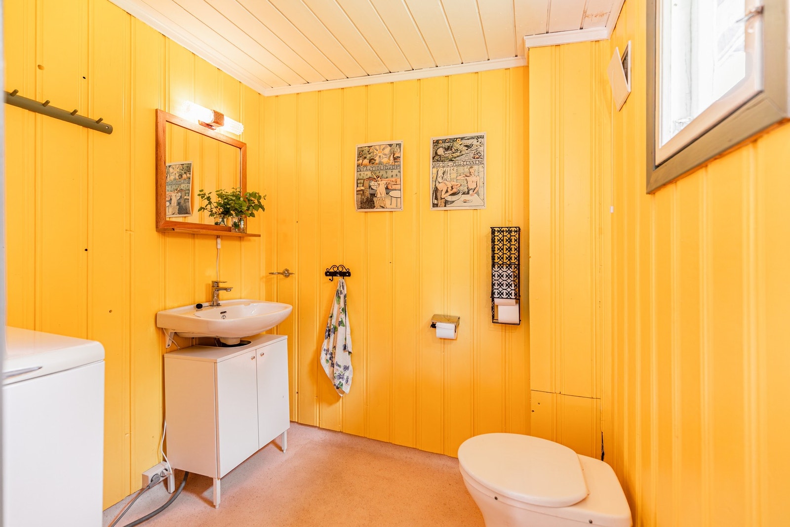 Toalettrom/bad med snurredo og vask, samt opplegg for vaskemaskin. Galleribilde