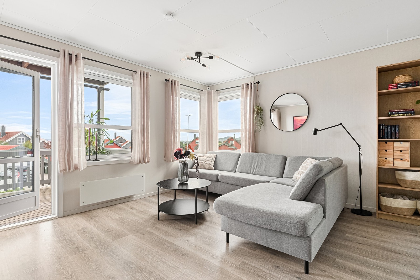 De store vindusflatene slipper inn rikelig med naturlig belysning. Galleribilde