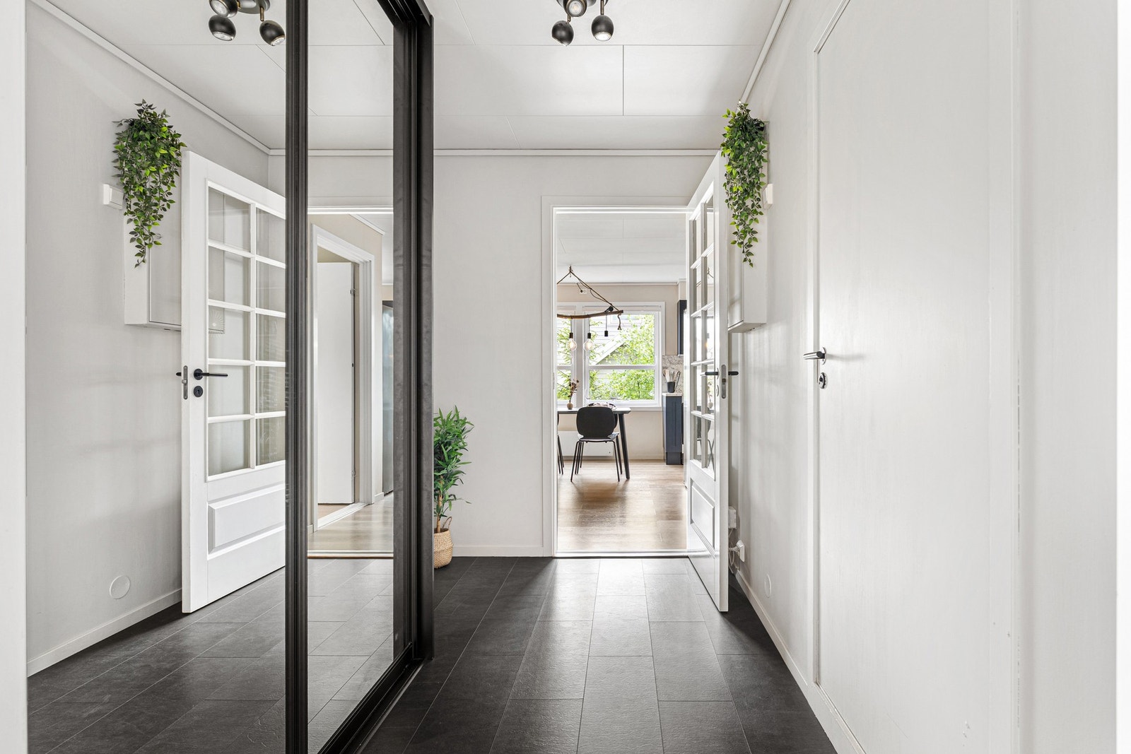 Lys entré med skyvedørsgarderobe og god oppbevaring. Galleribilde
