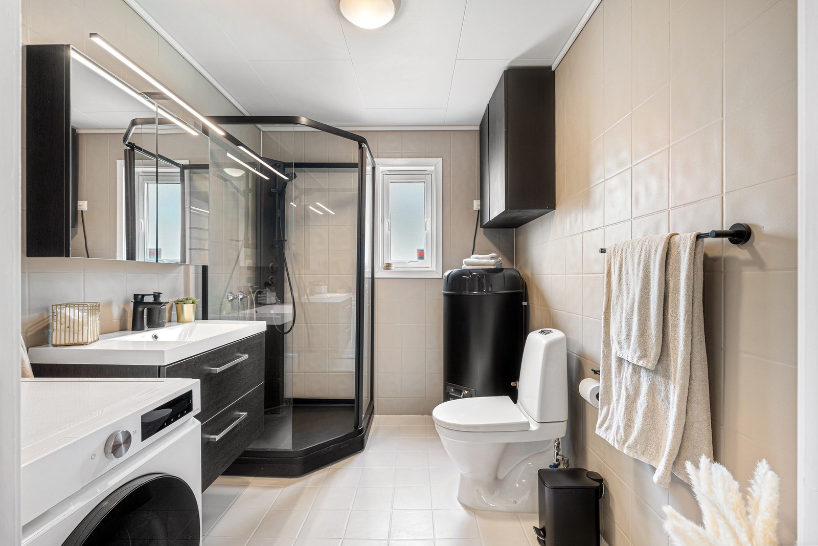 Badet ble oppusset med ny innredning og malte overflater i 2024. Galleribilde