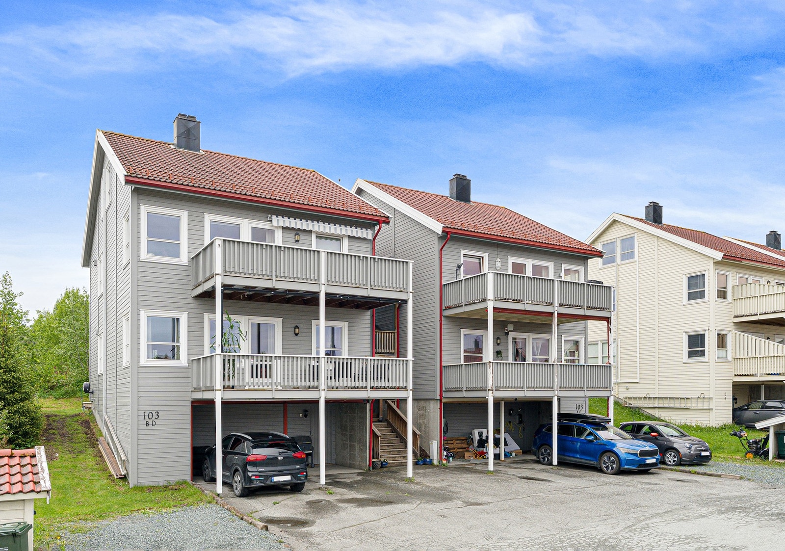 Parkering i carport. Galleribilde