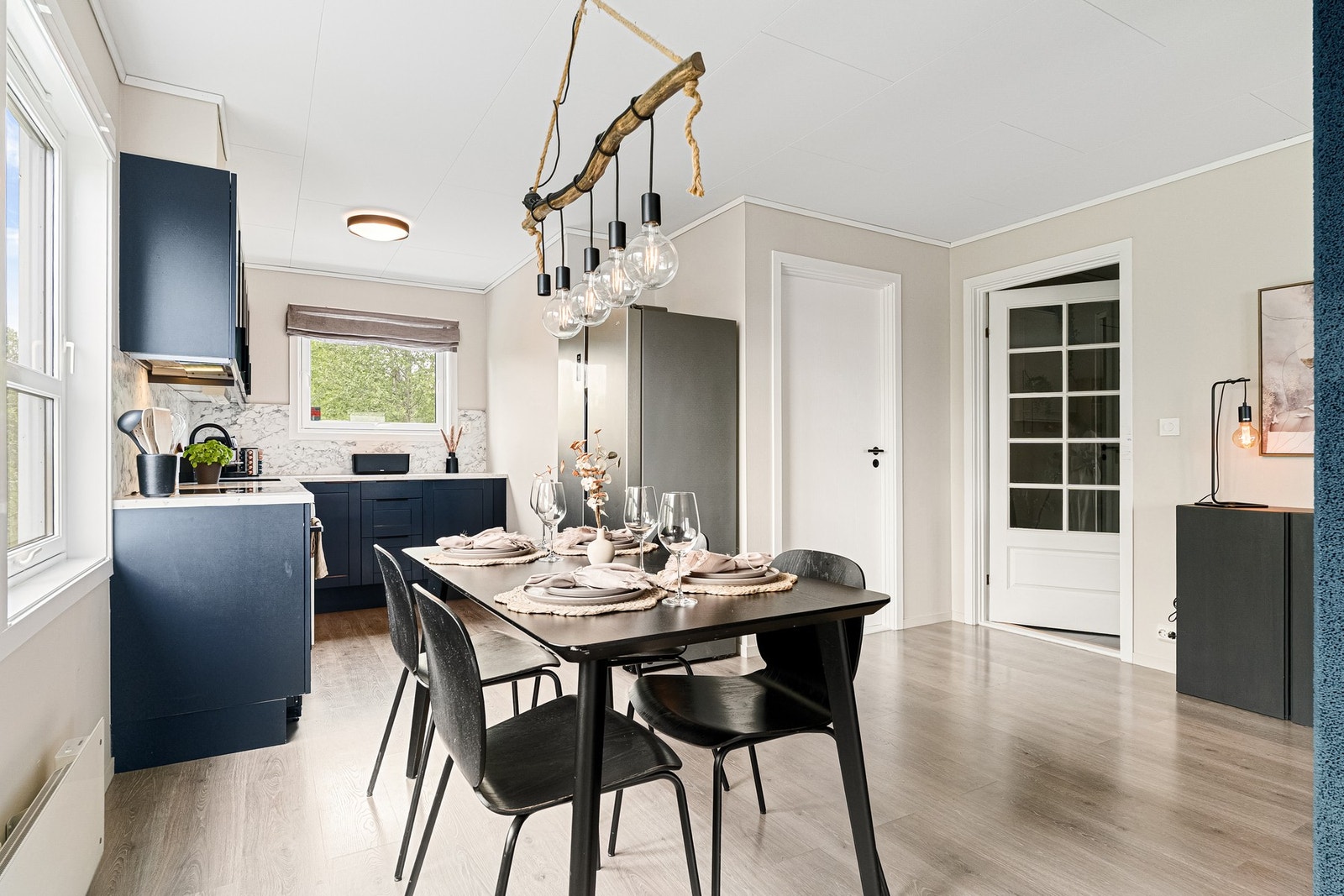 Rikelig med plass til langbord, perfekt for sosiale sammenkomster med venner og familie. Galleribilde