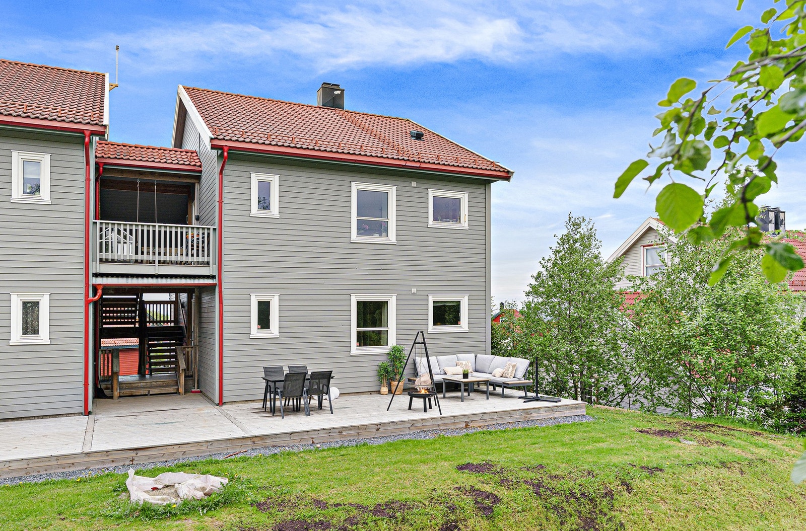 Solrik uteplass med terrasse og fine oppholdssoner. Galleribilde