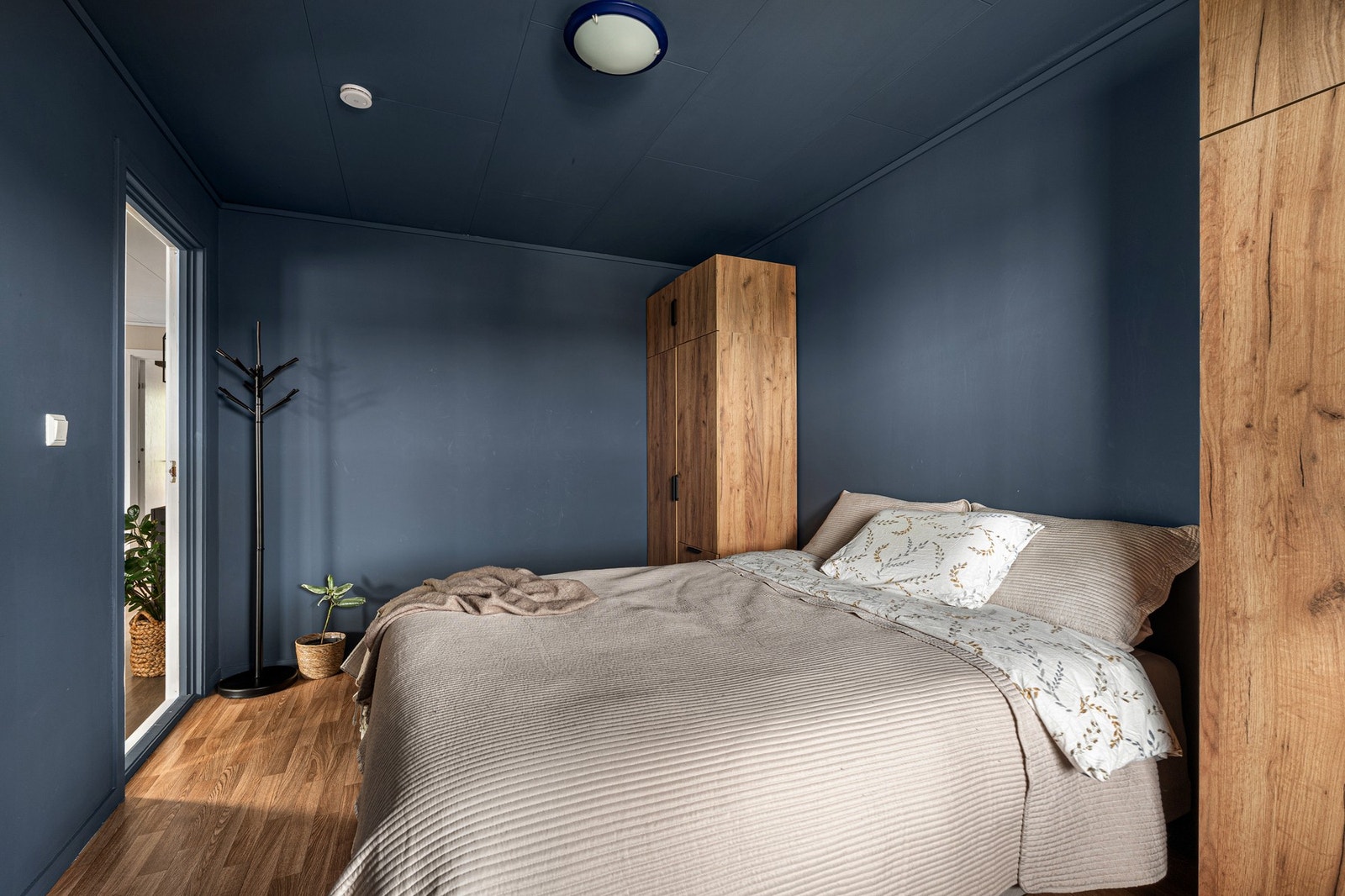 Soverom med god plass til dobbeltseng og garderobe. Galleribilde