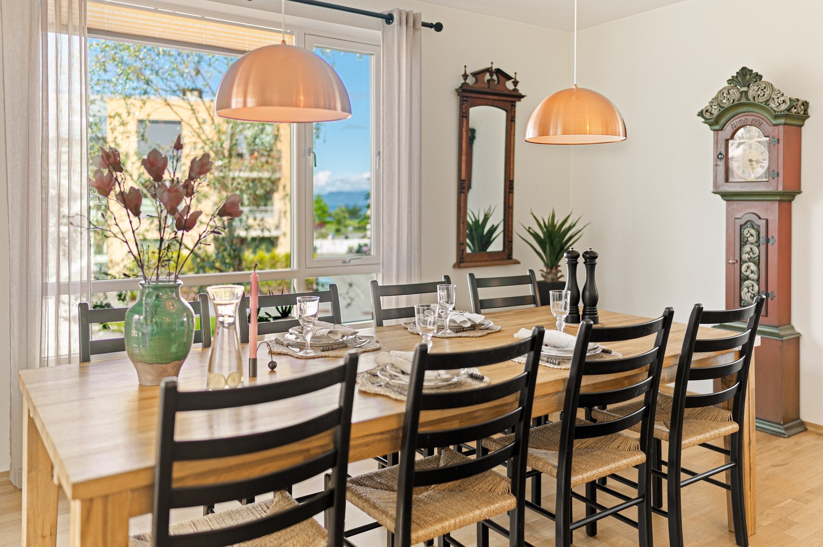 Her er det god plass til et stort spisebord, slik at man enkelt kan invitere familie og venner til hyggelige måltider rundt langbordet. Galleribilde