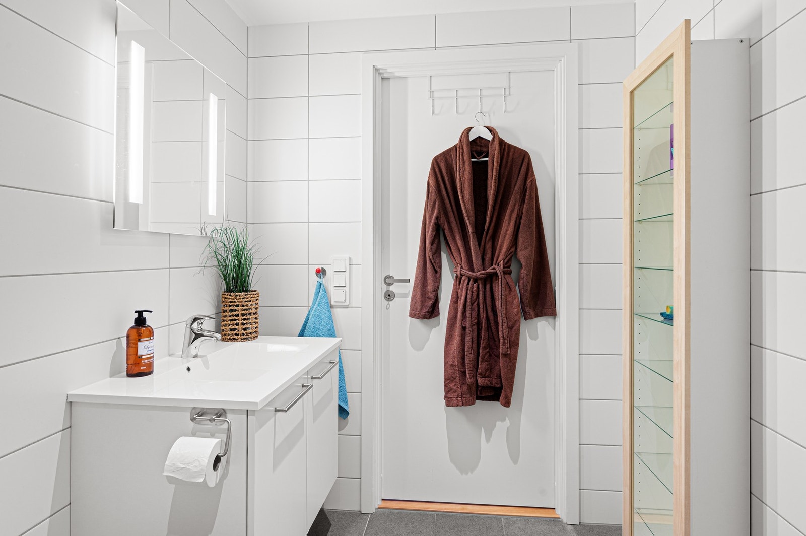 Badet er innredet med alt man trenger i hverdagen, herunder servant med underskap og speil, vegghengt WC samt dusjhjørne. Galleribilde