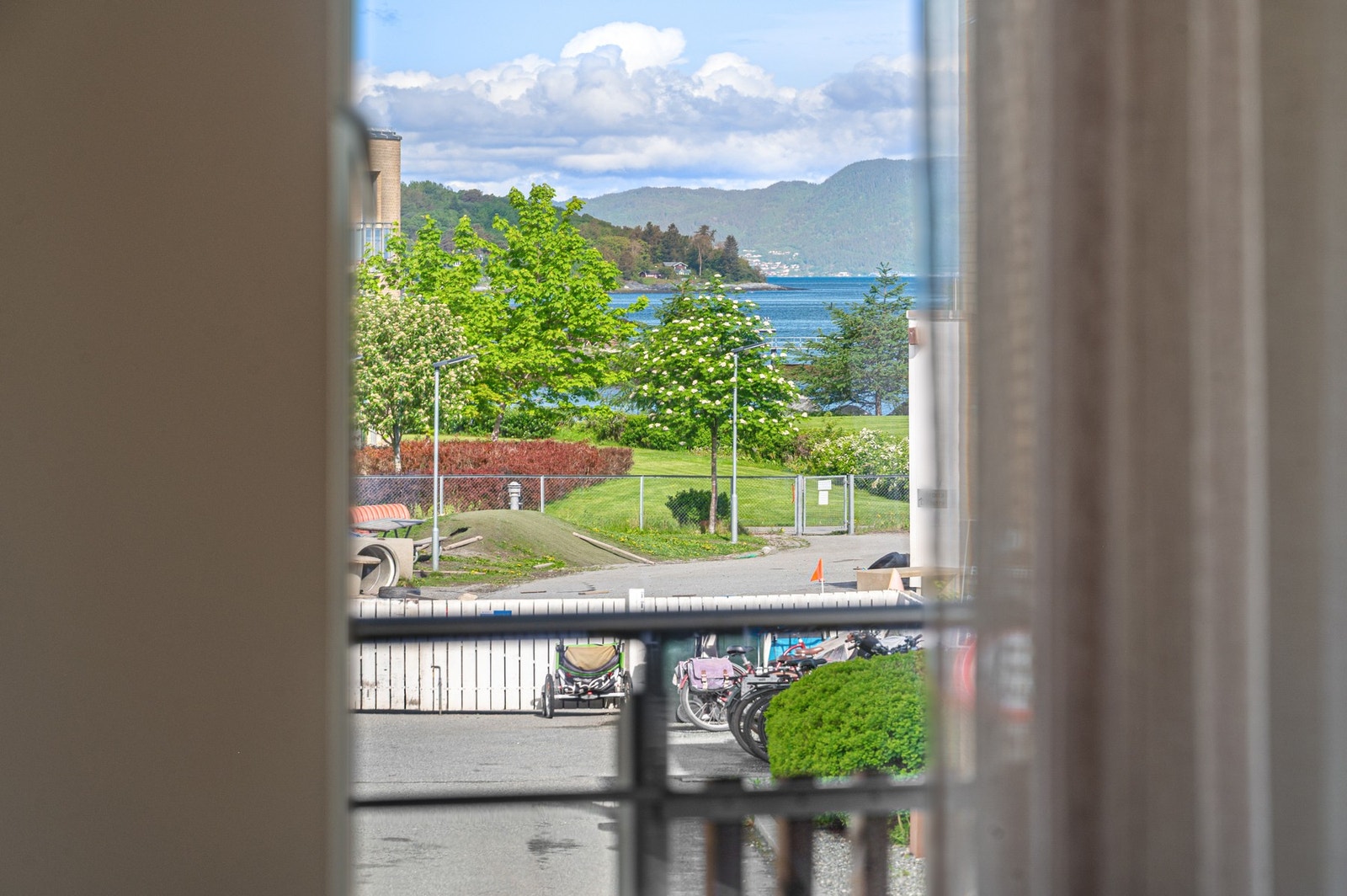 Fra spiseplassen har man en hyggelig fjordutsikt og gode lysforhold. Galleribilde
