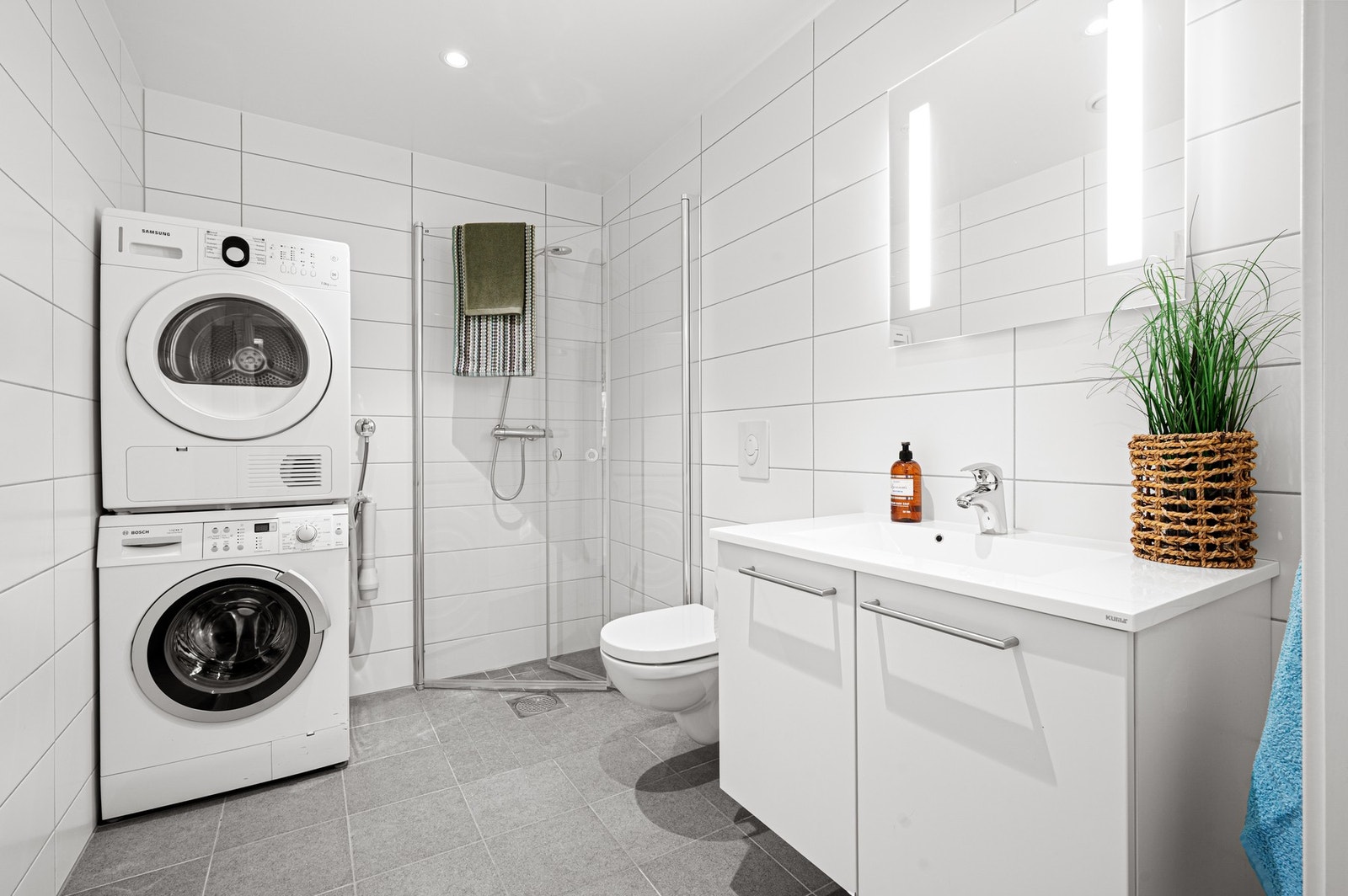 Leiligheten har to pent flislagte bad. Hovedbadet er på 4,8m² og fremstår moderne og innbydende. Galleribilde