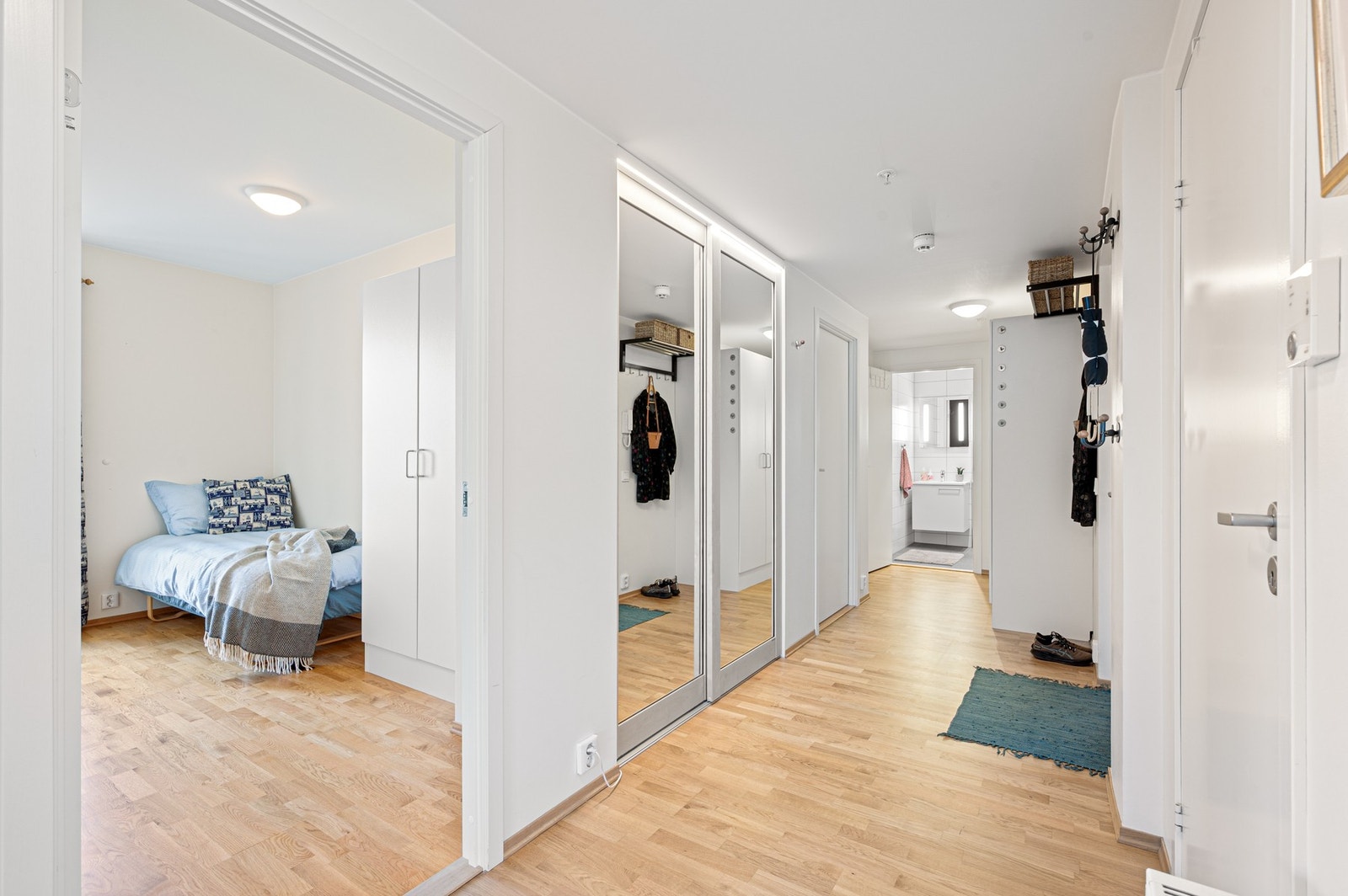 Inngangspartiet er romslig og det er etablert skyvedørsgarderobe med speildører. Galleribilde