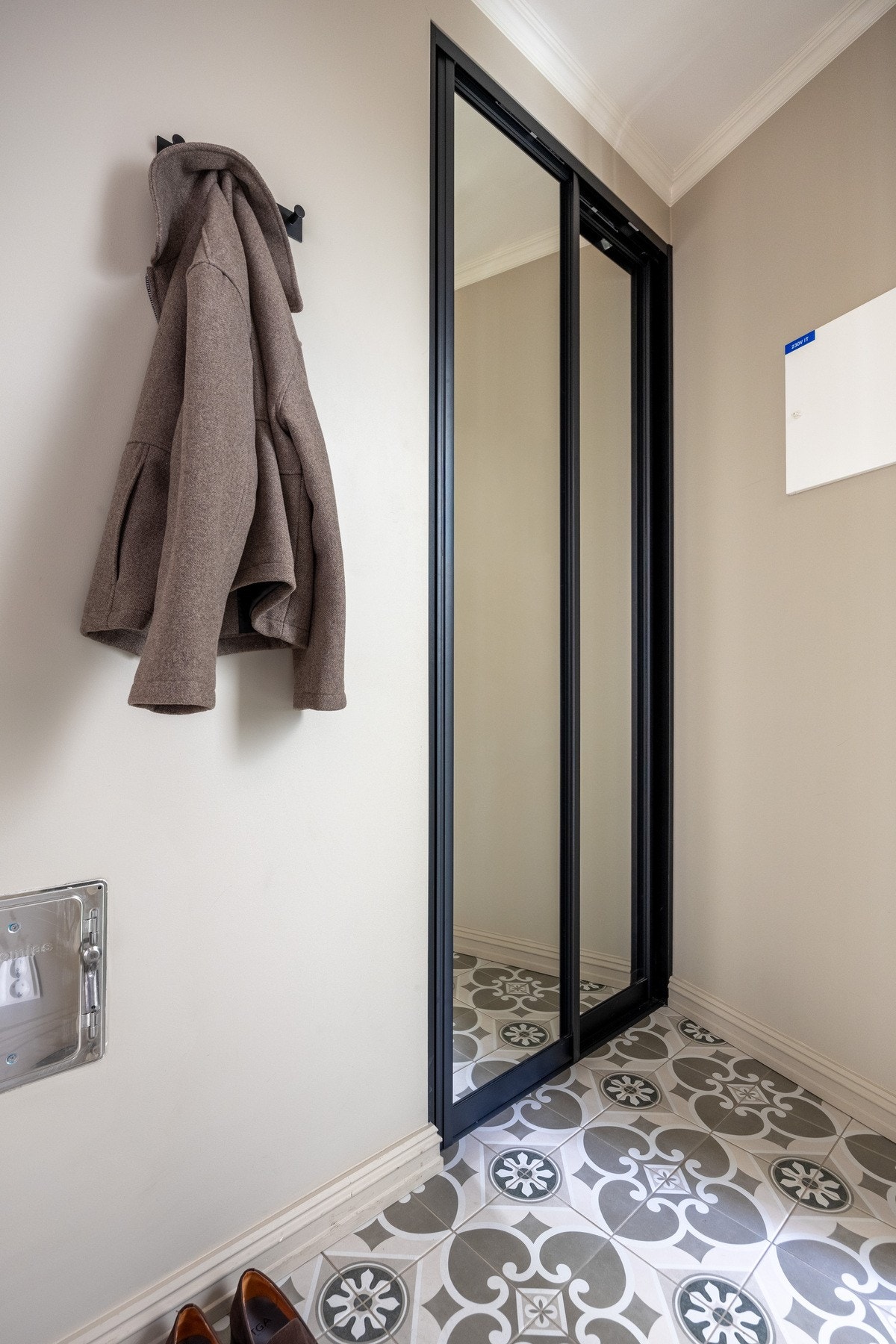 Skyvedørsgarderobe i entré, hvor man har god plass til oppbevaring. Galleribilde