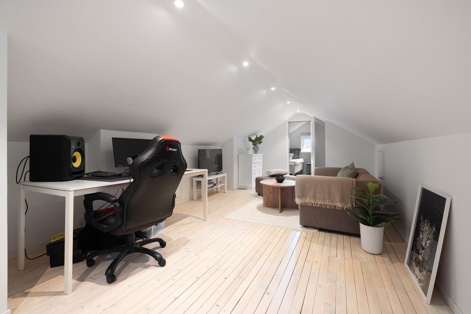Loftet er innredet med en romslig loftstue, perfekt som en ekstra TV-stue eller lekerom. Loftsinnredning er ikke byggemeldt Galleribilde