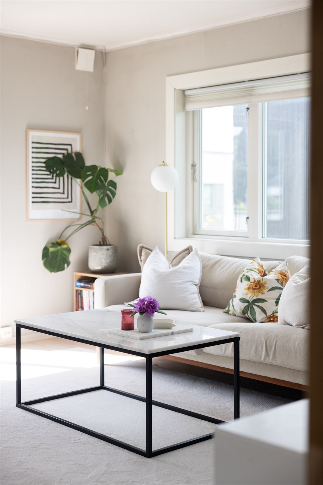 Store vinduer slipper inn rikelig med dagslys. Galleribilde