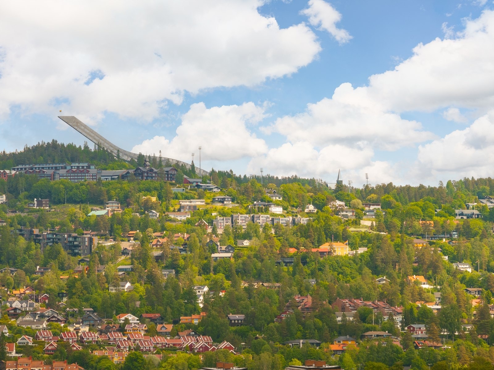 Med bil tar det kun ca. 10 minutter til Holmenkollen og Tryvann skisenter. Galleribilde