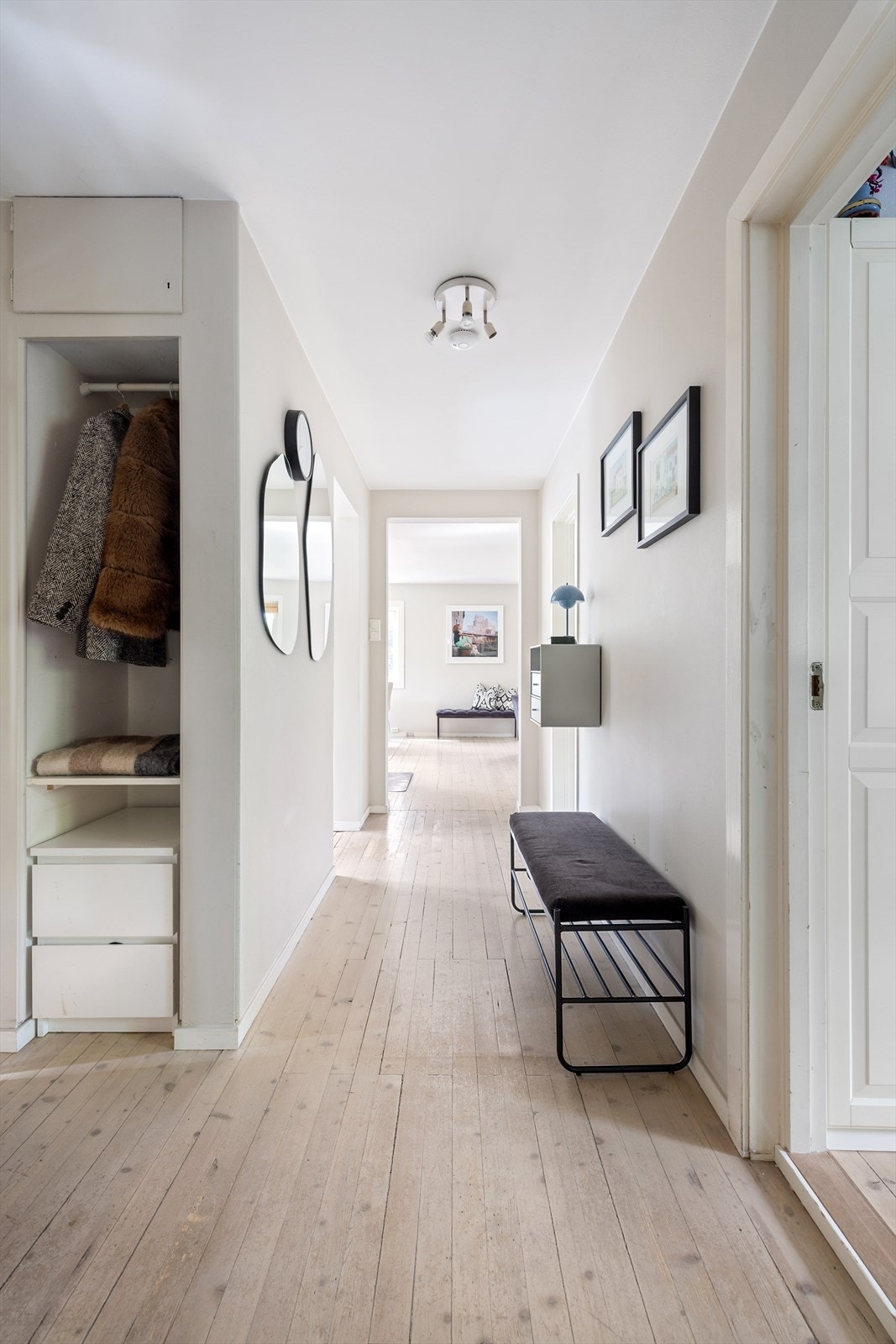 Velkommen inn til 1. etg: Entré og gang i første etasje med integrert garderobeløsning. Galleribilde