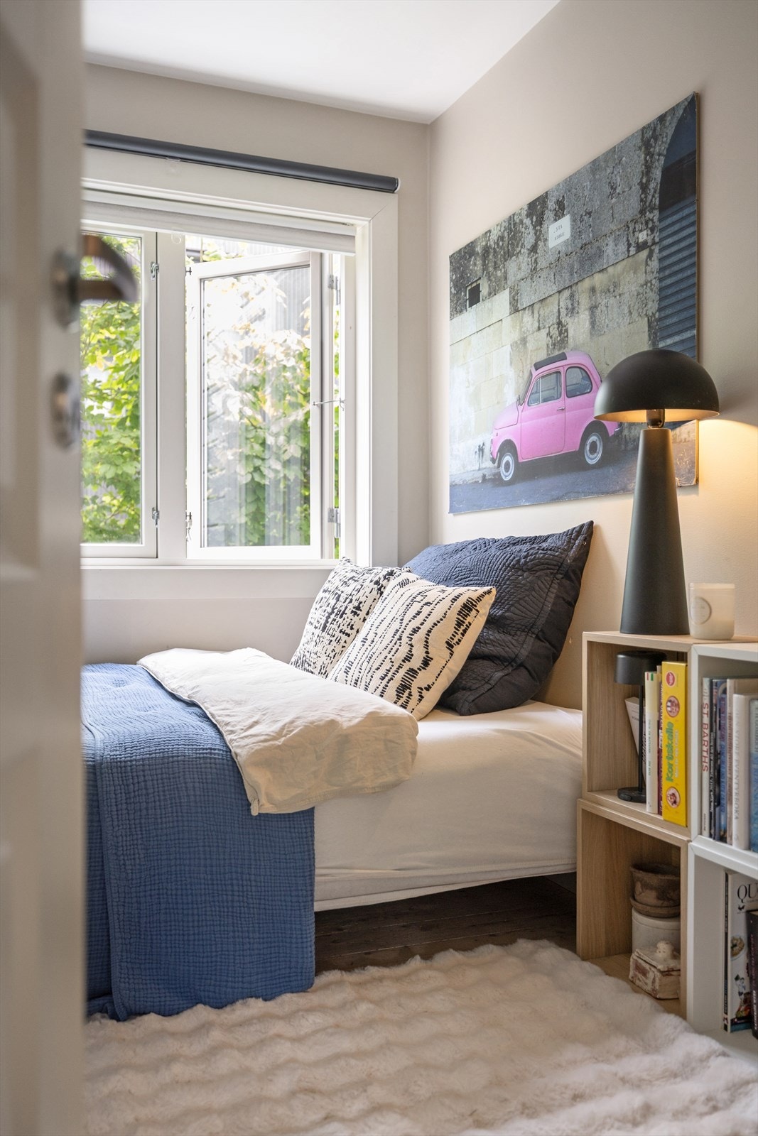 Rommet har plass til seng og oppbevaringsmøbler. Galleribilde