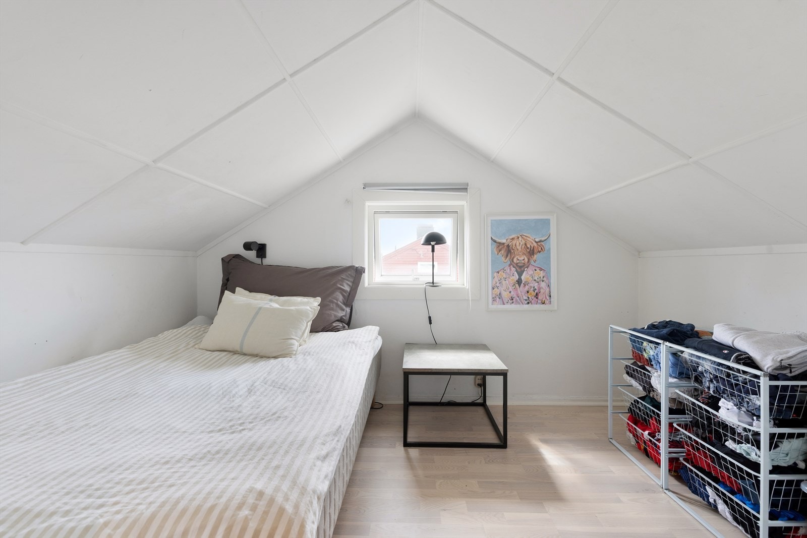 Soverom i loftsetasjen med takvindu. Ikke byggemeldt Galleribilde