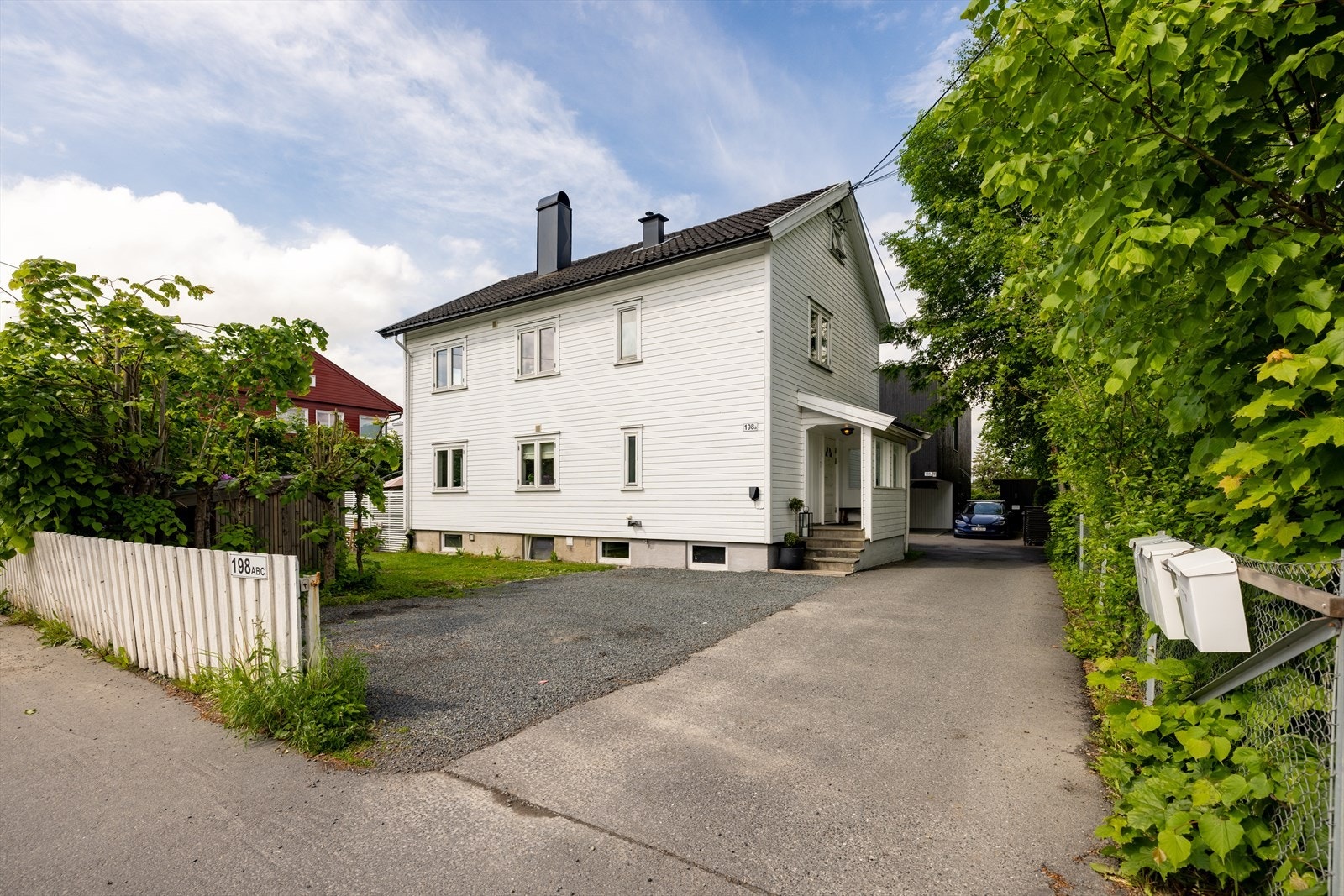 Gruset gårdsplass foran hovedinngang med plass til 2-3 biler Galleribilde