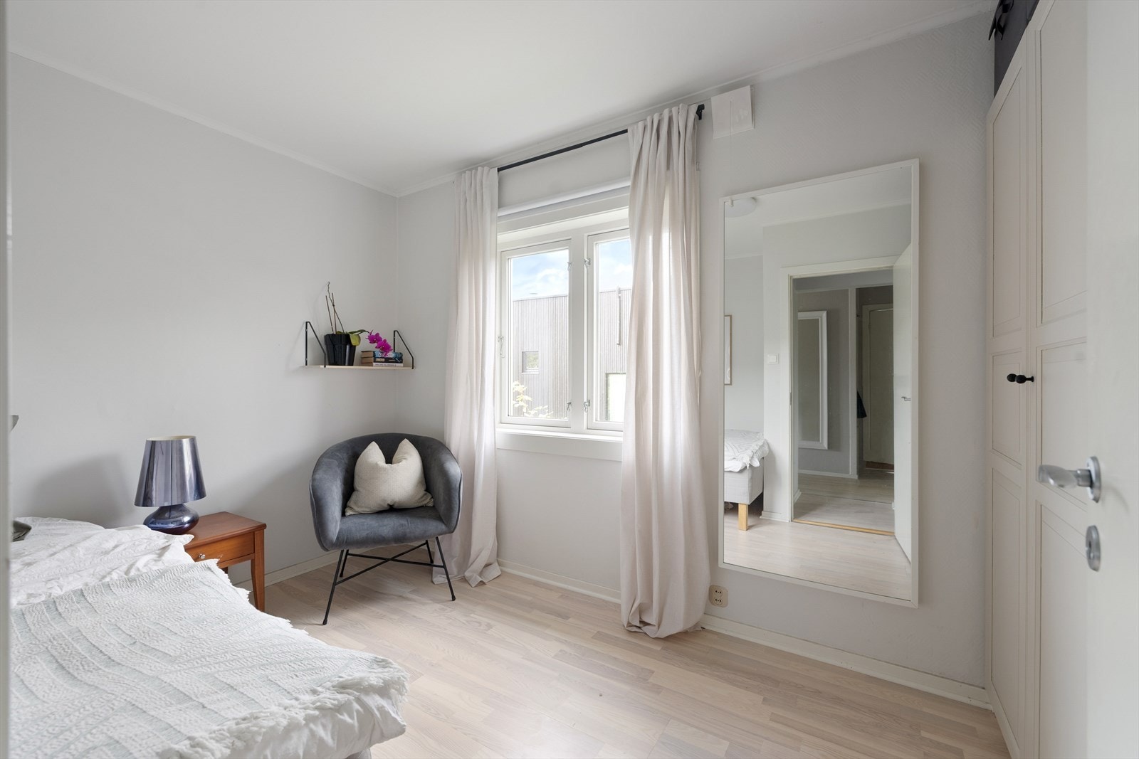Soverom i andre etasje med plass til seng og garderobe. Galleribilde