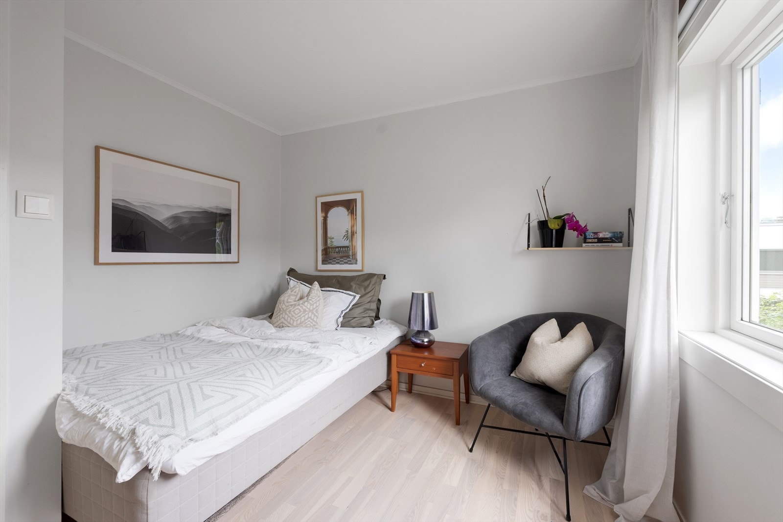 Rommet er lyst og enkelt å møblere. Galleribilde