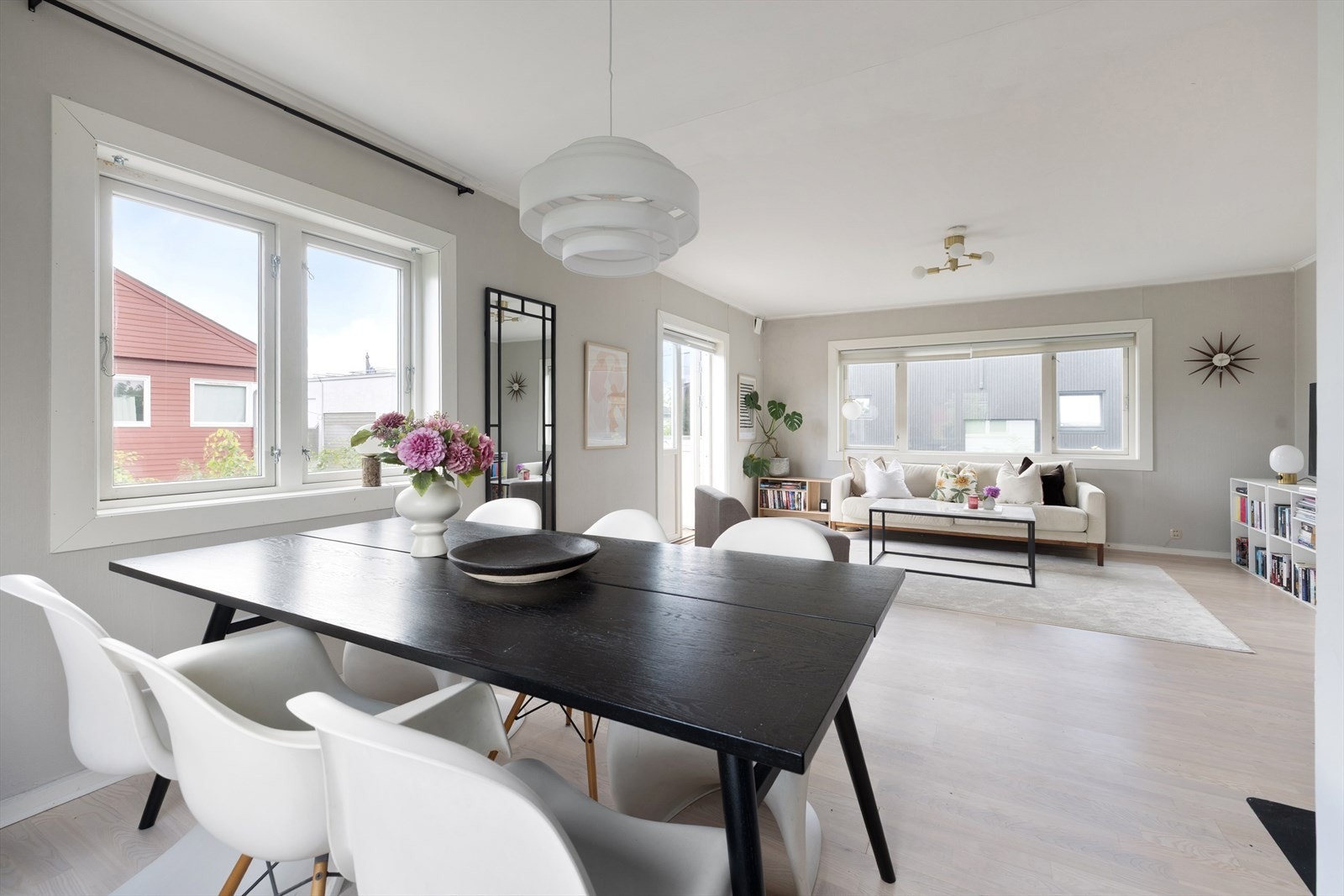 En åpen og sosial planløsning mellom stue og spisestue. Galleribilde