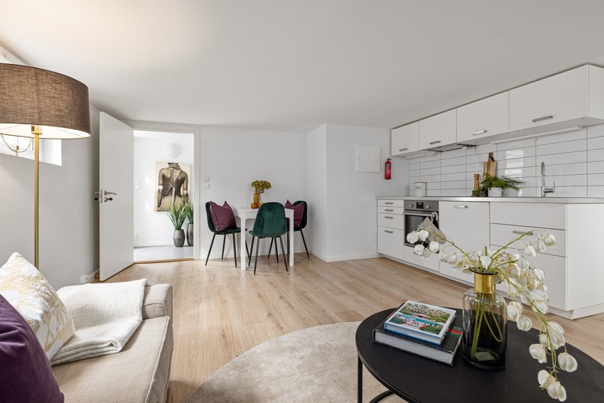 Kjellerstue med åpen kjøkkenløsning. Galleribilde