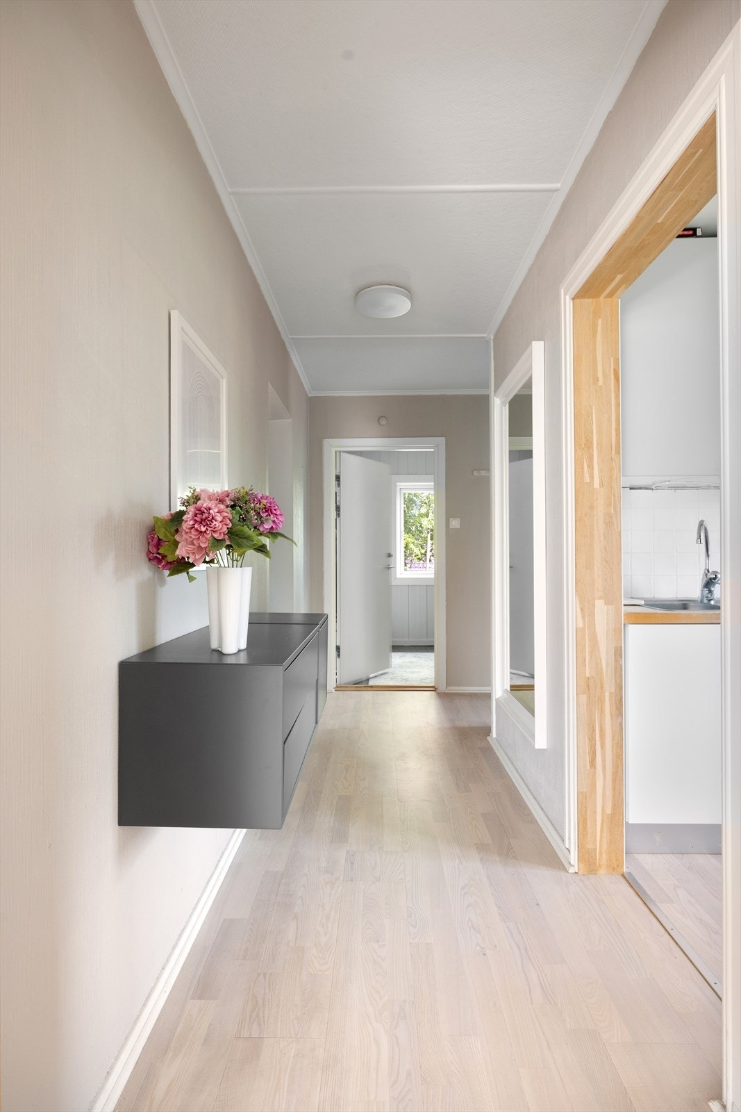 Gangen i andre etasje har plassbygd garderobe og forbinder rommene. Galleribilde