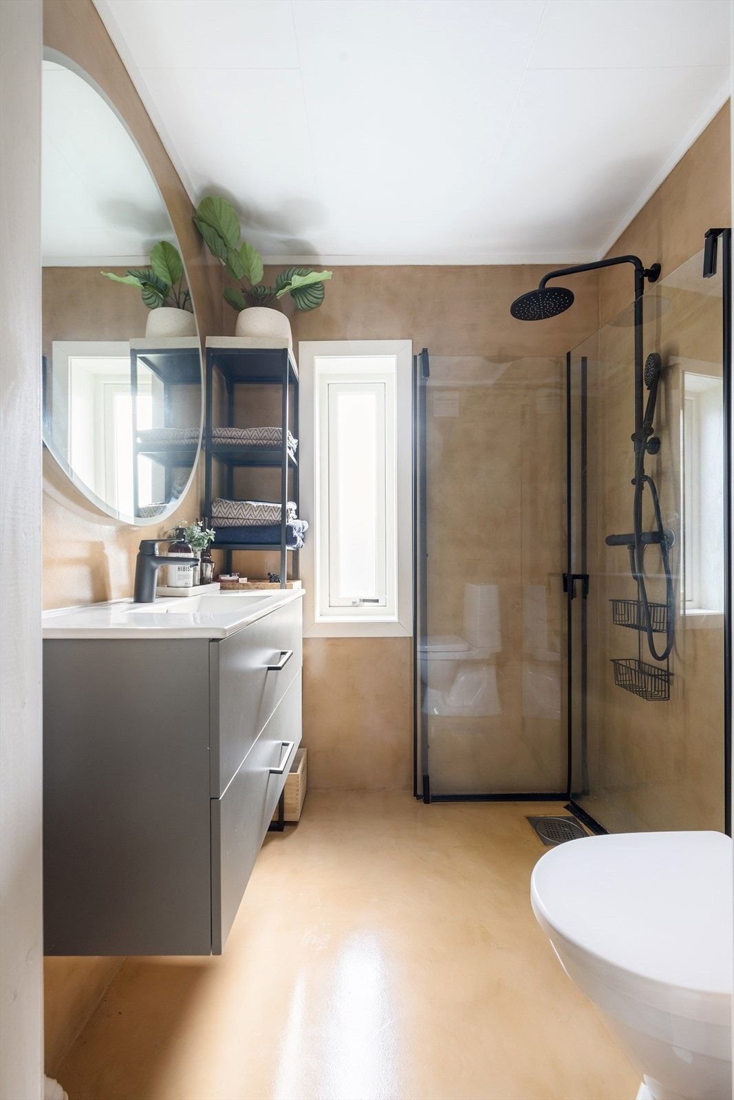 Badet ble i 2022 påkostet med ny baderomsinnredning og microsement Galleribilde