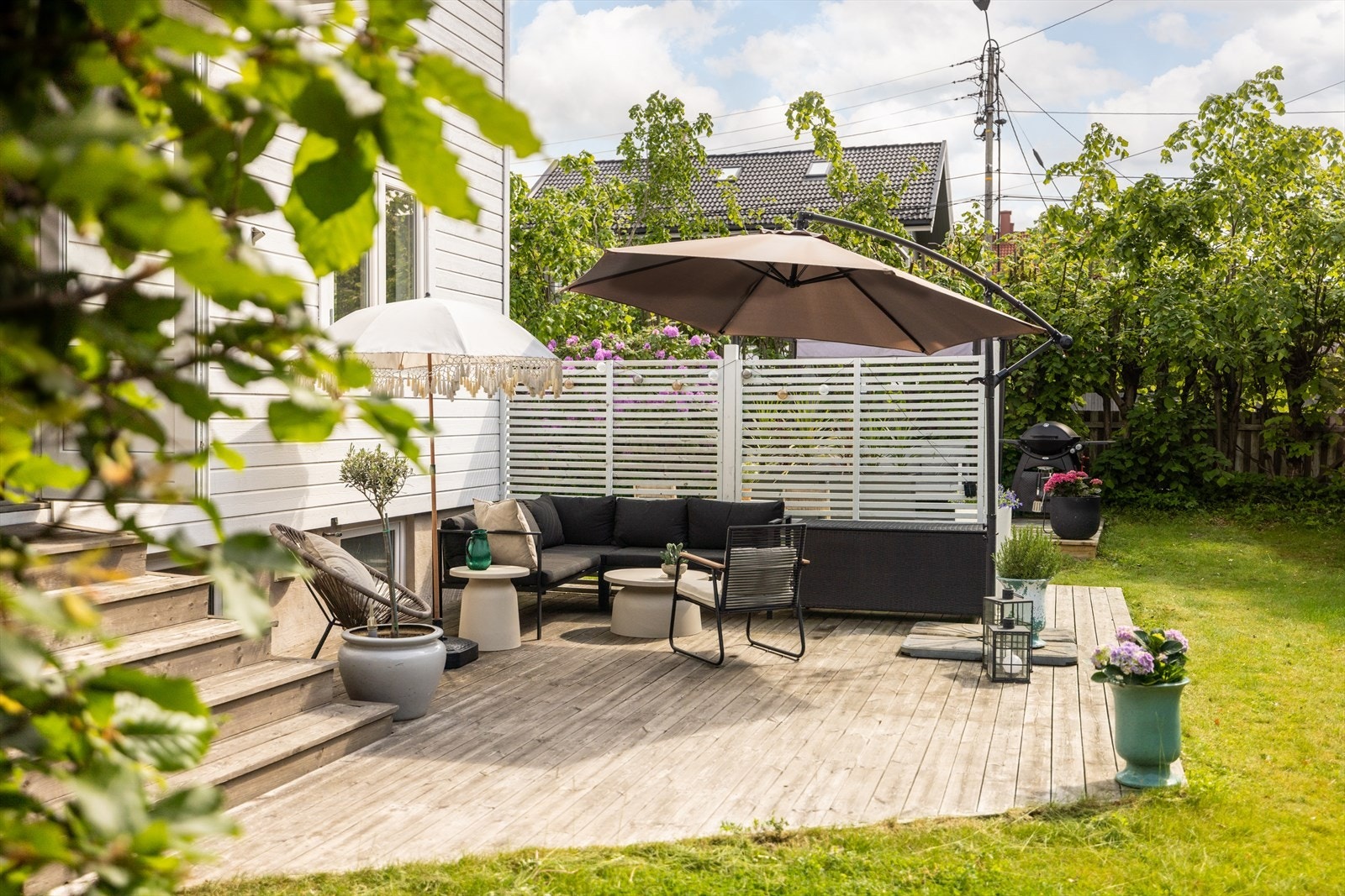 Terrassen er en naturlig forlengelse av stuen i sommerhalvåret. Galleribilde