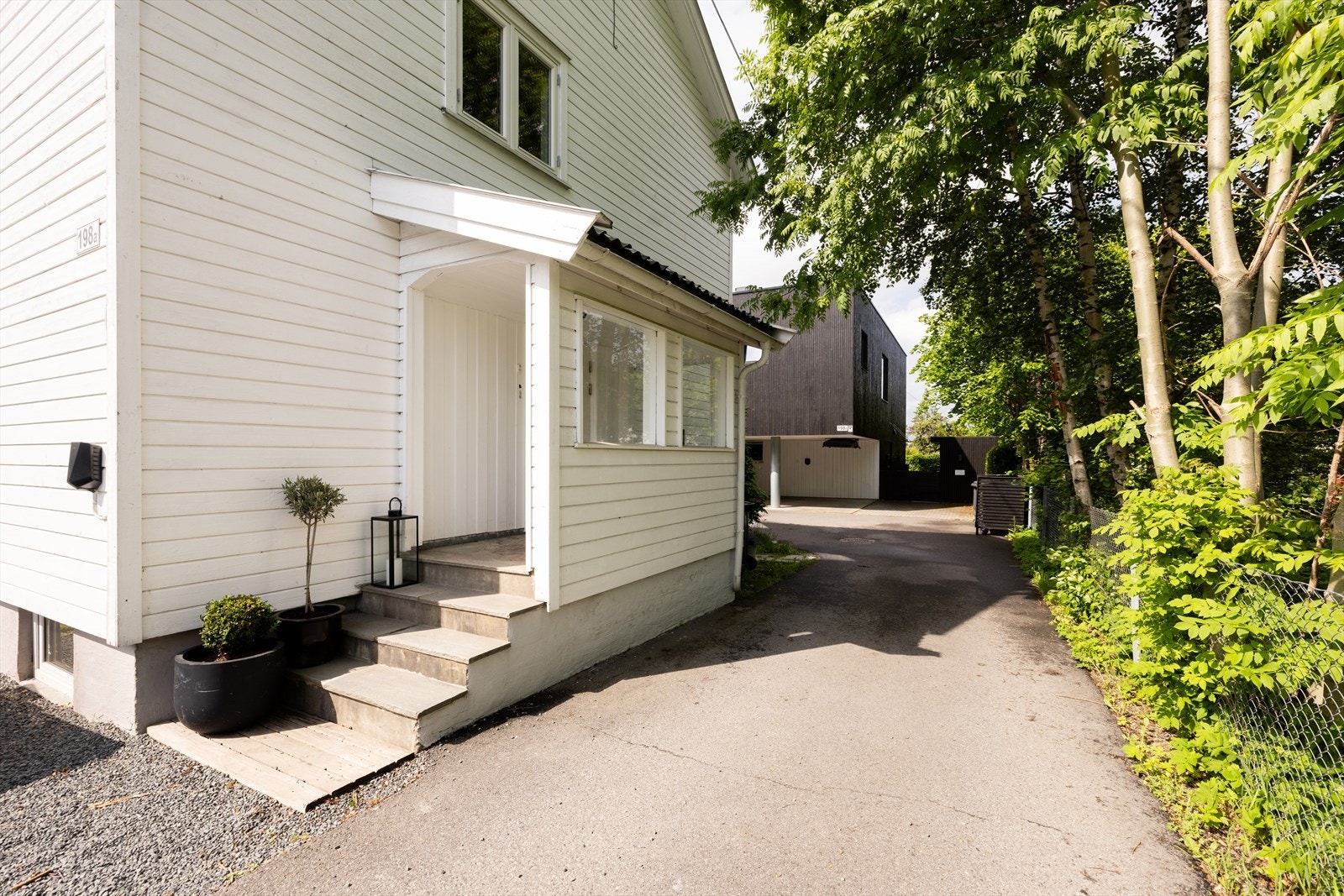 Inngang til begge leiligheter fra felles inngangsparti Galleribilde