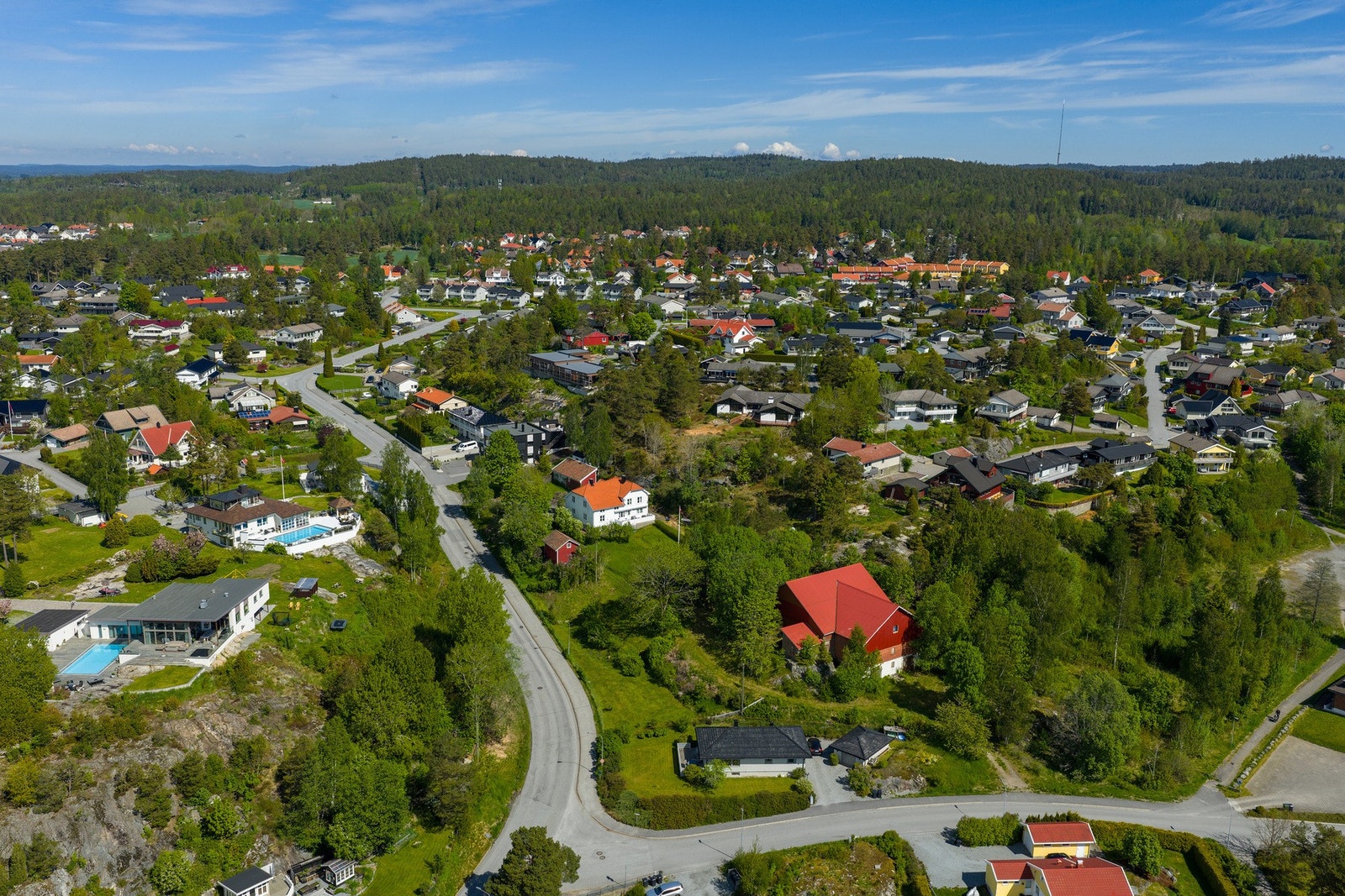 Fra tomten har du umiddelbar tilgang til flotte tur- og rekreasjonsområder i skog og mark med lysløyper, turstier og sportshytter. Galleribilde