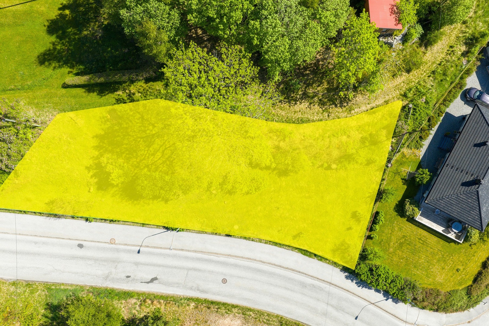 Velkommen til Stenrødveien 13, presentert av ASK Lilledal v/ Mats! NB: Inntegnet tomtegrense er kun illustrert og kan avvike fra reelle grenser. Det anbefales å sammenligne grenser med situasjonskart/finnkartet. Galleribilde